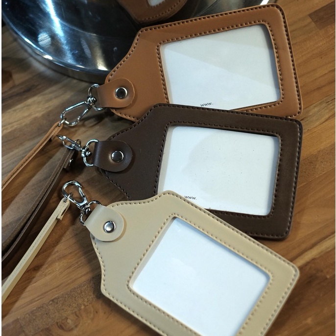 

Arm NAME TAG KULIT / ID CARD HOLDER KULIT / ID CARD / GANTUNGAN NAMA HORIZONTAL, VERTIKAL SS21