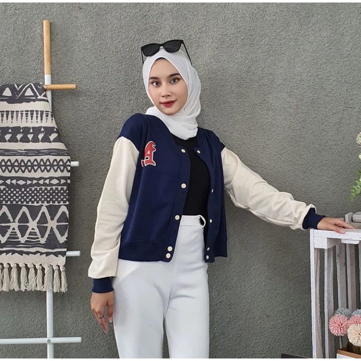 Sweater Wanita Grosir Berkualitas - A baseball croppe