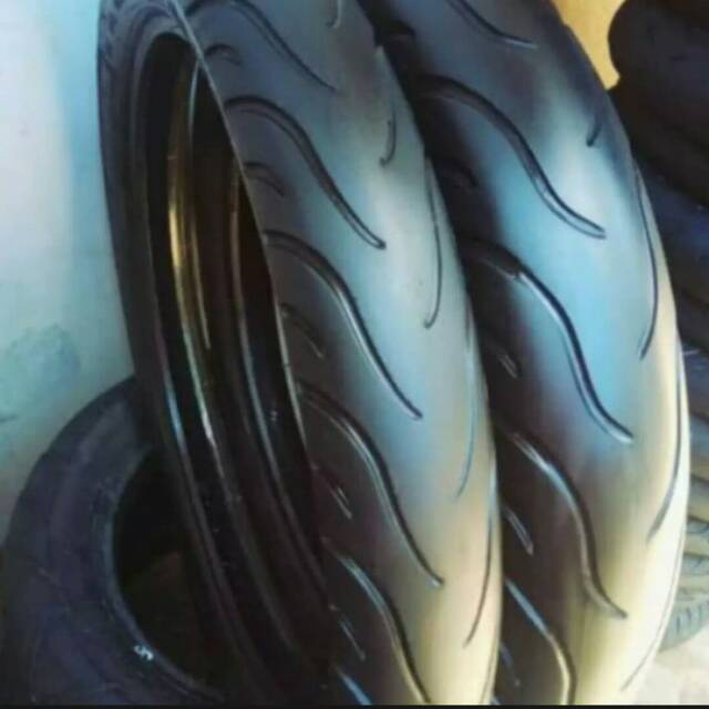 Sepasang ban copotan merek Michelin ukuran 130/70 dan 90 80 ring 17