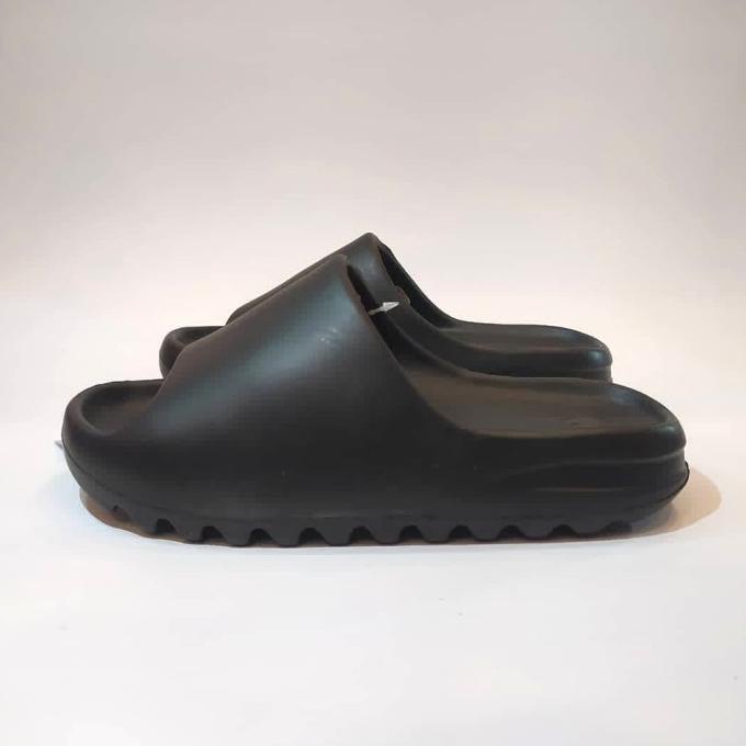 black yeezy slide