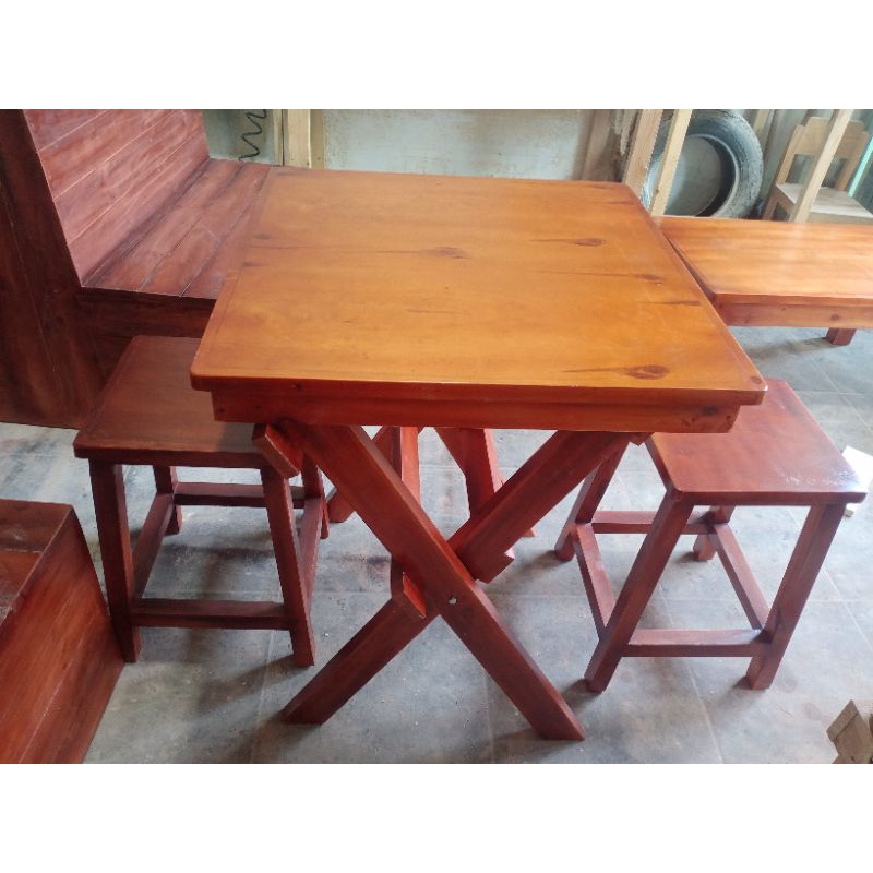 Satu set meja lipat warna cokelat tua dengan dua kursi, meja cafe