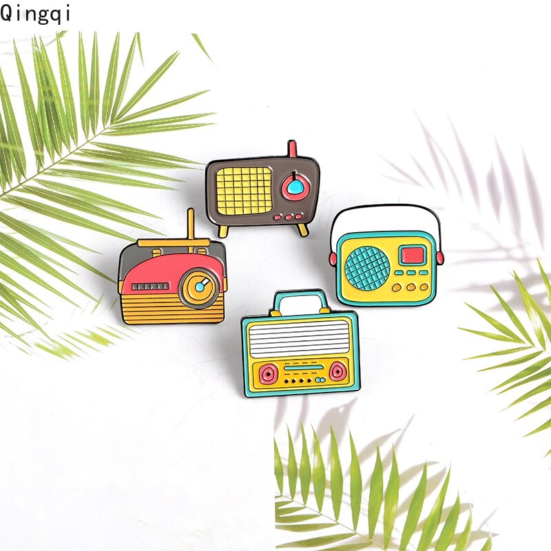 Bros Pin Enamel Bentuk Radio Kartun 80 's Old-school Music Player Bahan Metal Gaya Retro Untuk Hadiah