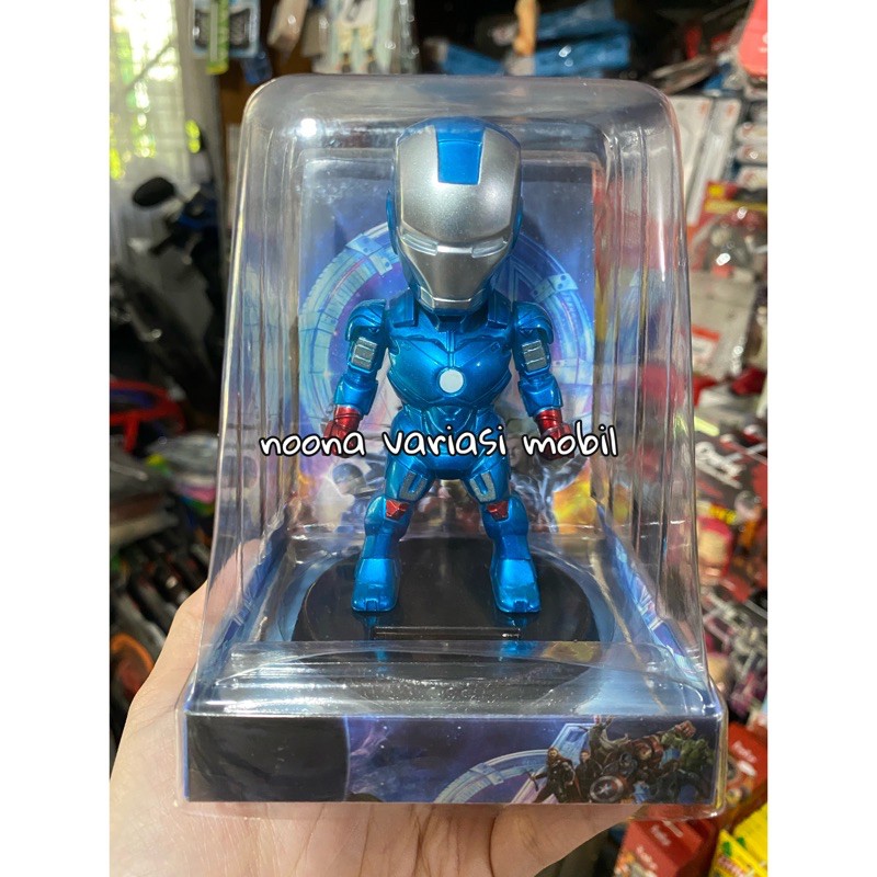mainan dashboard iron man biru boneka mainan goyang solar cell mobil pajangan dasbboard