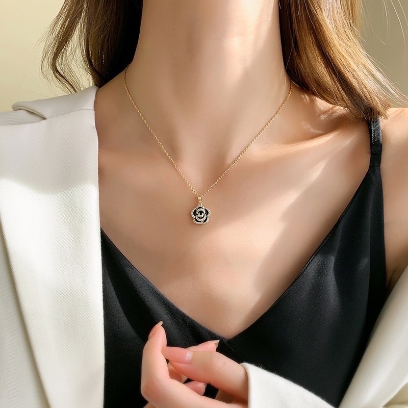 kalung bunga hitam cantik titanium asli diamonde