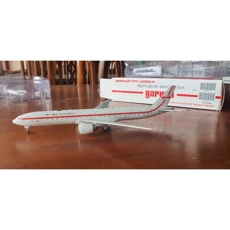 DIECAST PESAWAT GARUDA INDONESIA B777-300ER PK-GIG RI JC WINGS 1:400