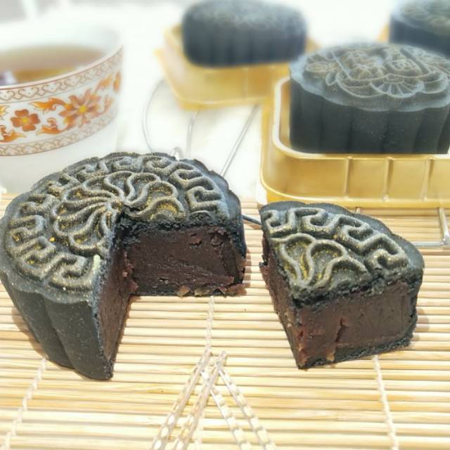 

Mooncake charcoal red bean 125gr 1 ktk isi 4pc pakai gula asli dan minyak sayur