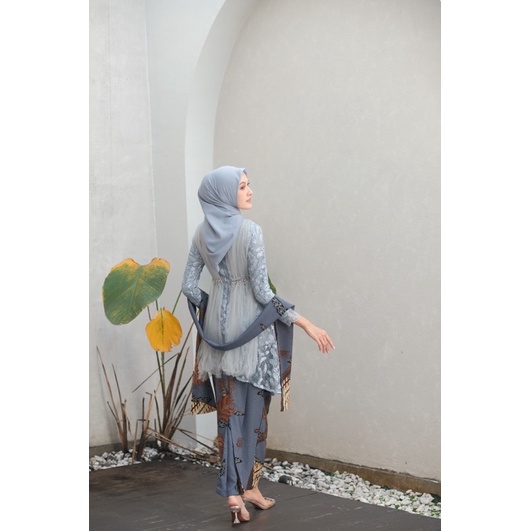 (Akita-zara tunik series tiffany blue) set couple kebaya wanita &amp; kemeja batik pria. kebaya wisuda kebaya kondangan kebaya lamaran bahan lace premium
