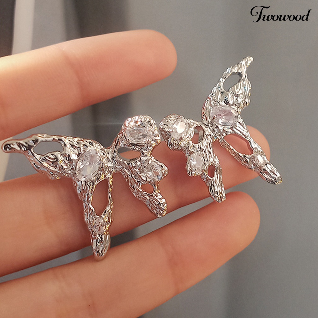 1 Pasang Anting Stud Desain Kupu-Kupu Aksen Berlian Imitasi Model Hollow Bahan Metal Untuk Aksesoris