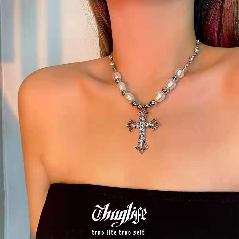 Eropa dan Amerika Mutiara penuh diamond cross kalung wanita in hip hop special interest desain retro