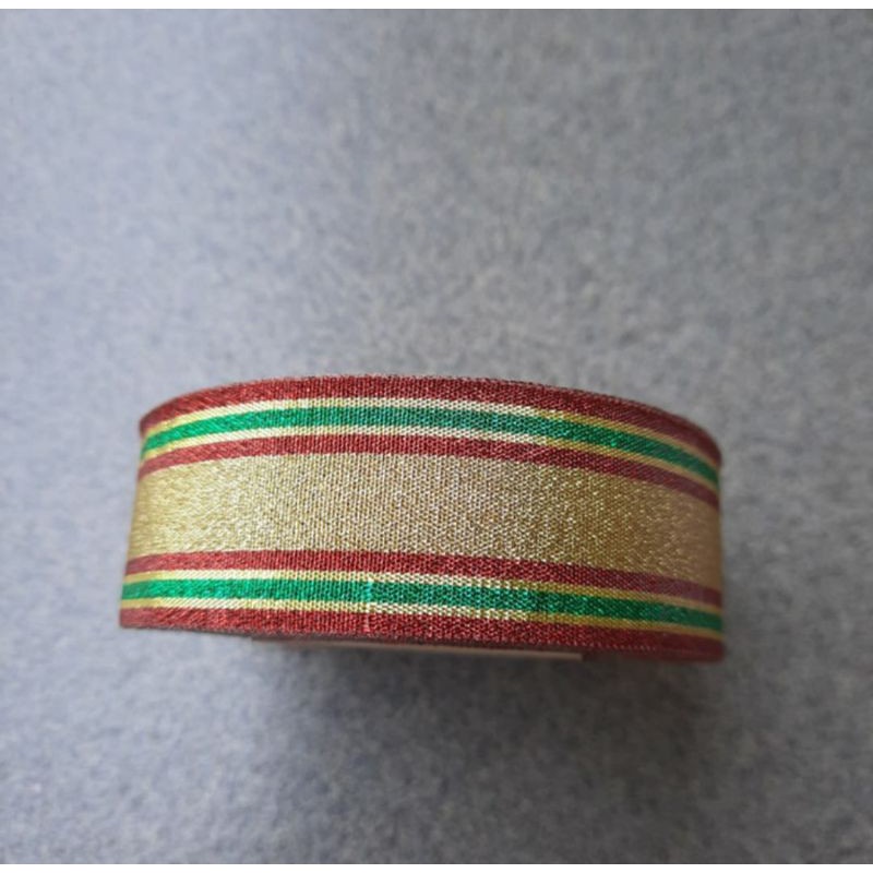 

Pita Kado Emas Motif Natal