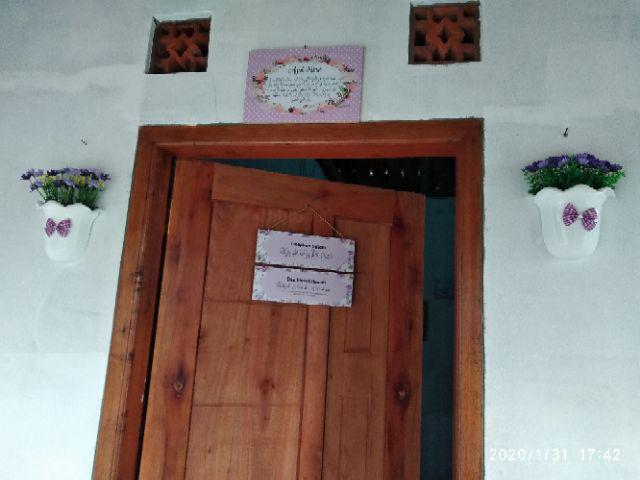 Set Bunga Plastik Aster Dengan Pot Dinding