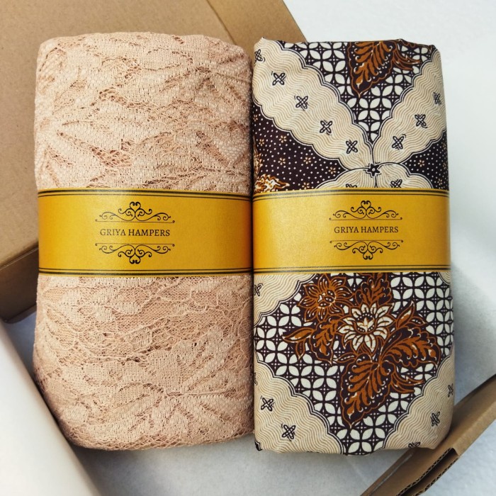 

KADO NIKAHAN / KADO PERNIKAHAN / HAMPERS WEDDING GIFT BATIK + BROKAT - A-88 - BARU