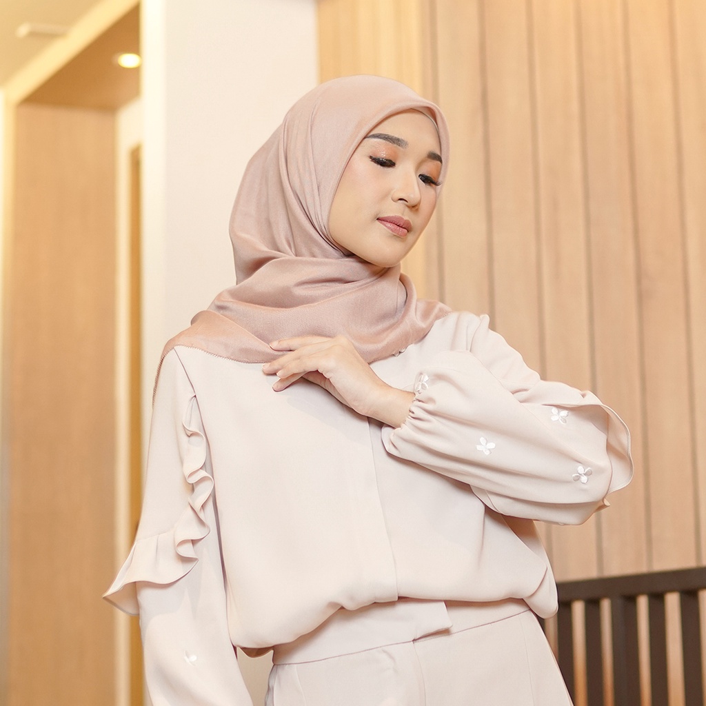 Jenna and Kaia - Nira Scarf Ultrafine Macaroon - Hijab Kerudung Segi Empat