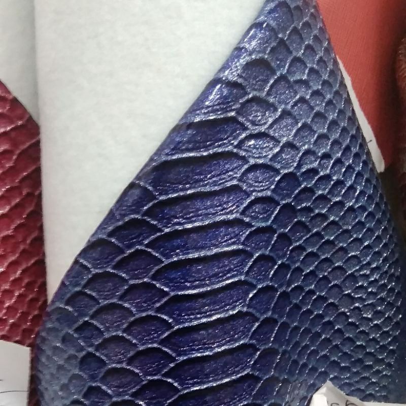 Bahan Kulit Sintetis/Imitasi motif ular