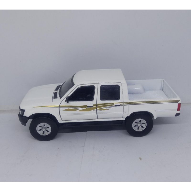diecast miniatur mobil 1:32 toyota hilux