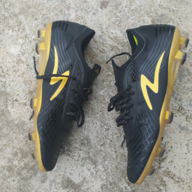 sepatu bola specs lighspeed 2 second/bekas