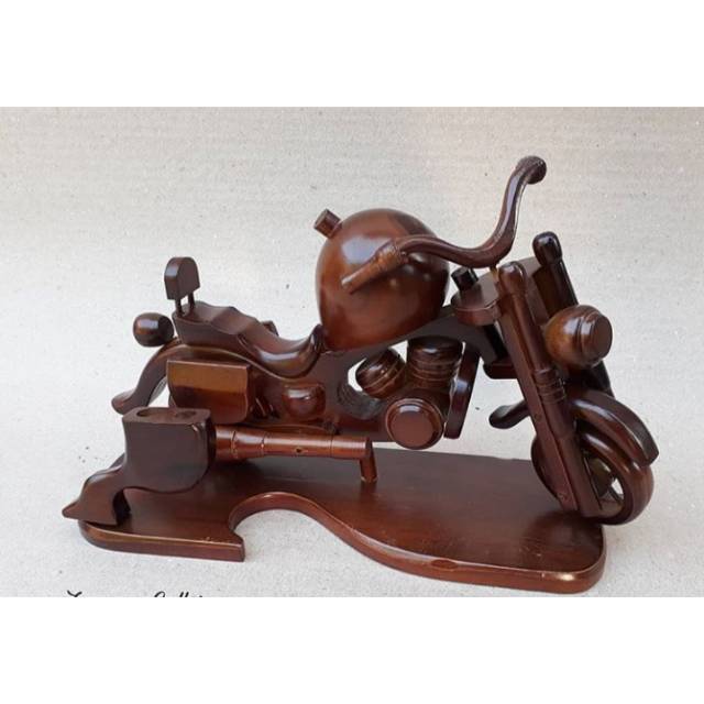 

MINIATUR TEMPAT PENSIL HERLAY DEVIDSION (28x18x16 cm) Bahan Kayu Jati