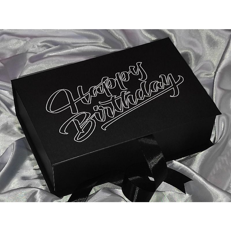 

Box Birthday Black White / Box Hmpers Ulang Tahun ( Ready ) size P:26cm L:17cm T:7cm