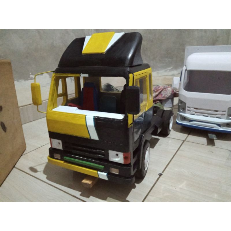 miniatur KEPALA TRAILER FUSO