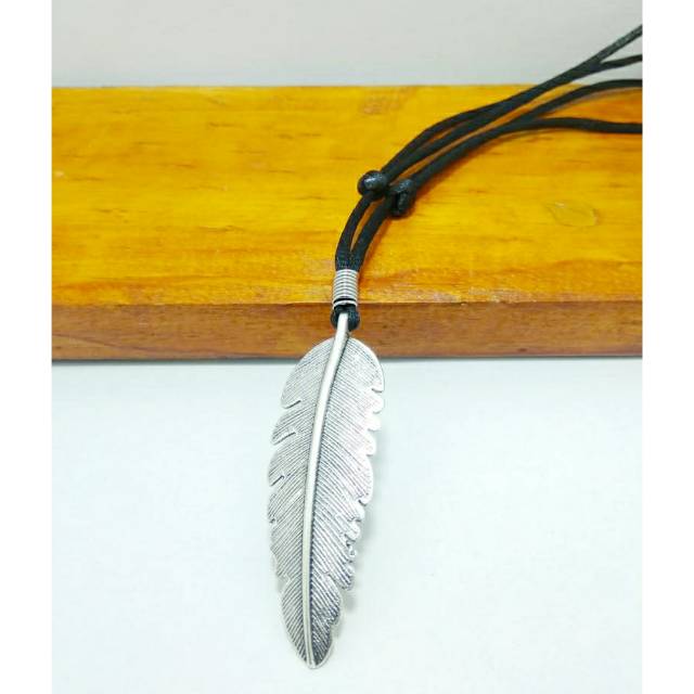 Kalung Daun Bulu Silver Tali Hitam. Kalung Bulu Pria dan Wanita