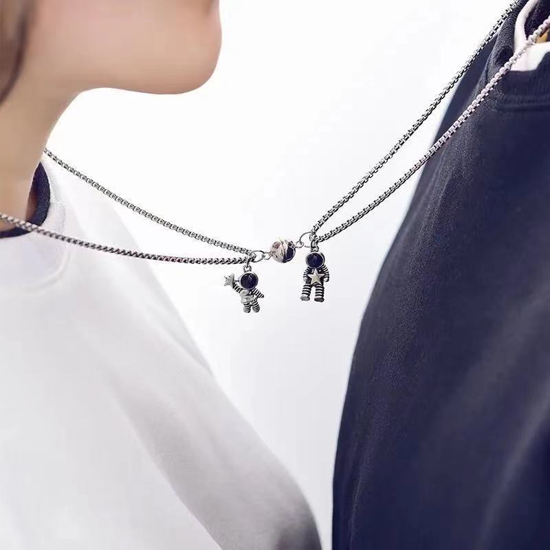 Magnetic pasangan kalung pria dan wanita satu pasang spaceman suction liontin TikTok gaya yang sama