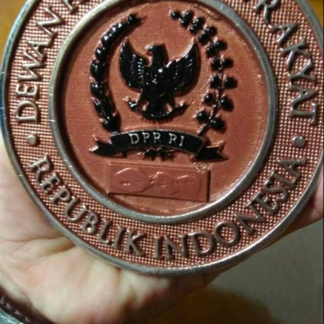 Plat mobil DPR RI tembaga