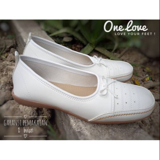 Sepatu pita putih ONE LOVE