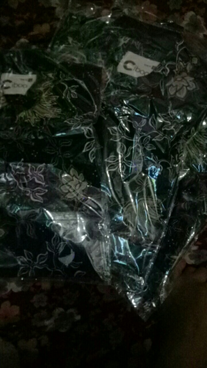 Set Batik Couple Ayah Anak Warna Hitam Motif Casual