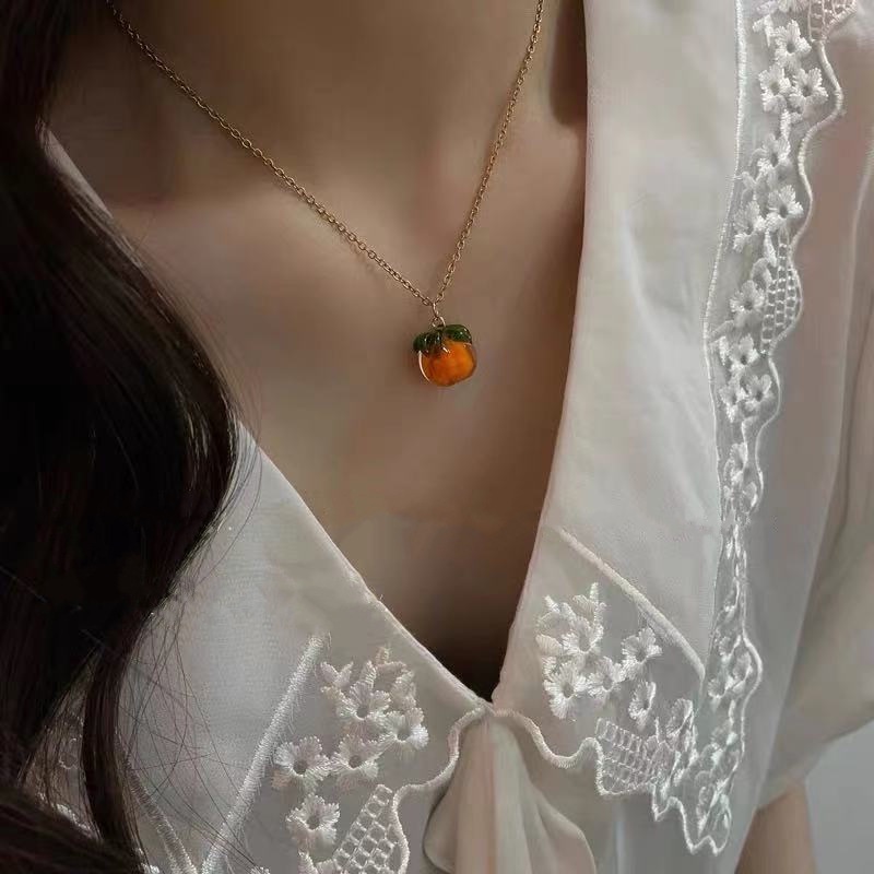 Niche kalung wanita manis buah Kesemek rantai pendek Mori gaya lucu menyegarkan kalung sederhana gay