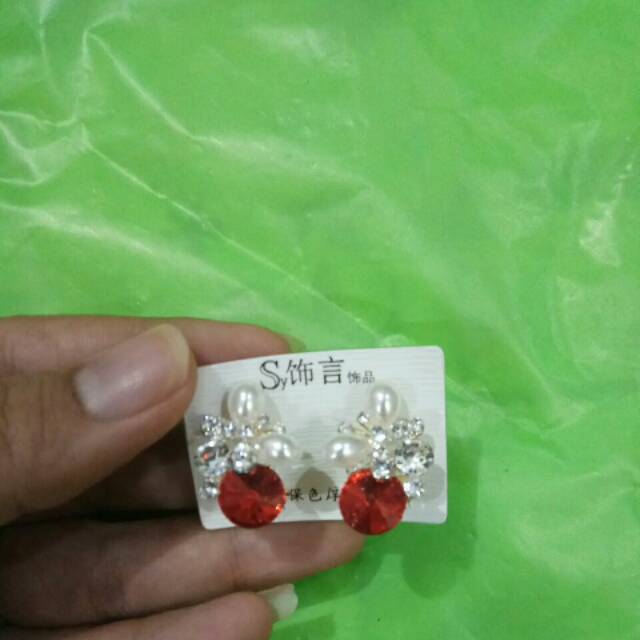 Anting permata merah delima