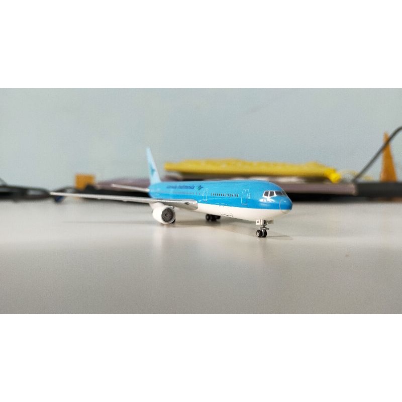 mainan diecast pesawat apollo garuda indonesia airways boeing 767-300 1:400
