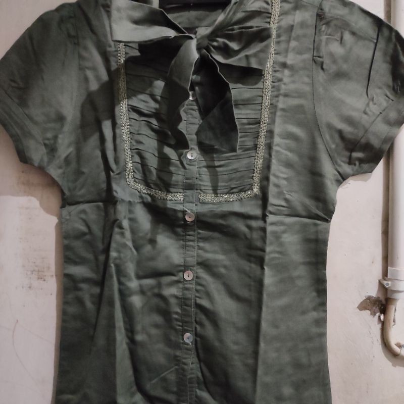 Preloved baju atasan kemeja wanita kancing pita hijau army
