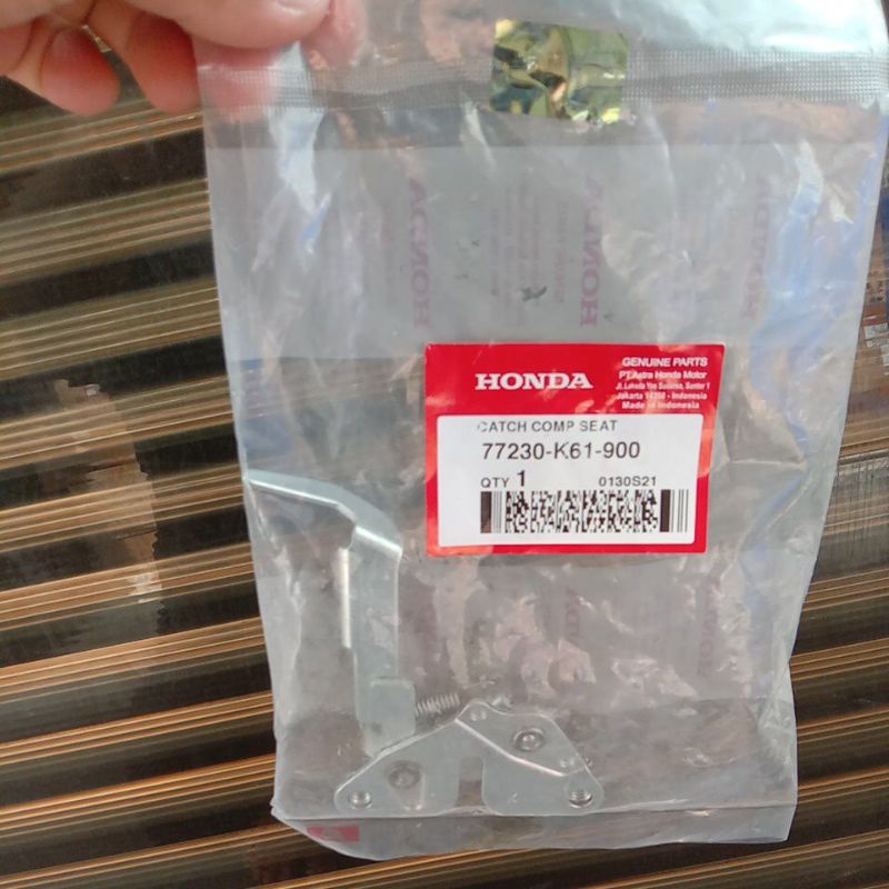 77230 K61 900 Kancingan Engsel dudukan kunci jok BEAT POP ESP original