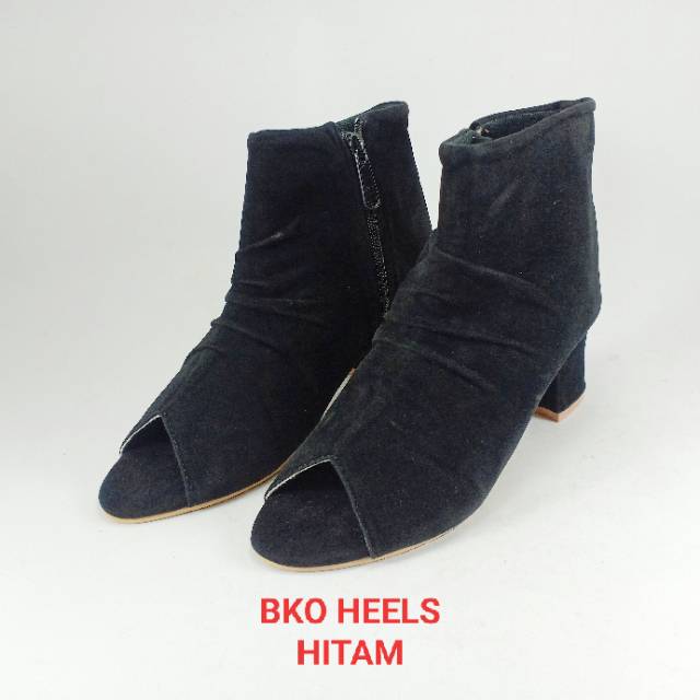 Emye BKO - Sepatu Heels Boots 5cm Wanita Bahan Suede Lembut Depan Terbuka Elegan 3 Varian Warna