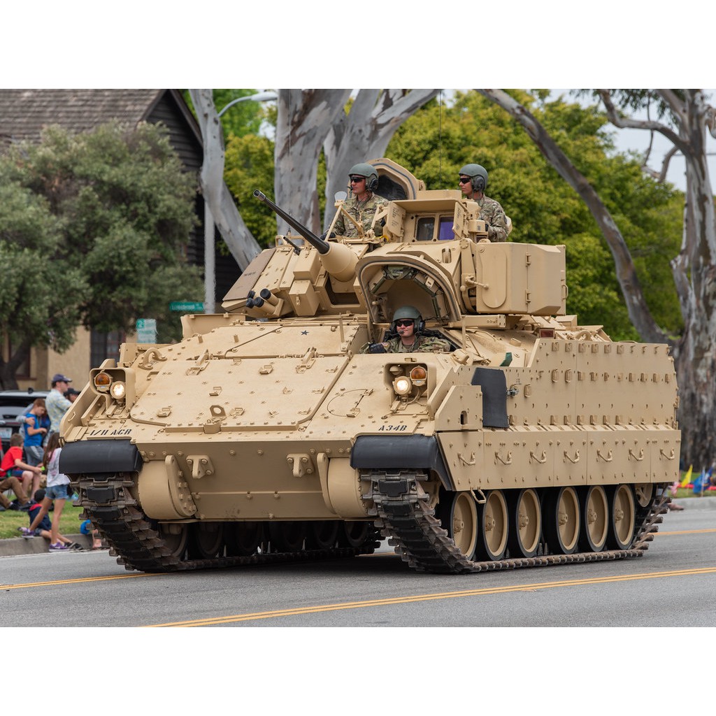 M2 A2 Bradley OIF Operation Iraqi Freedom US M2A2 - Model Kit Academy 1/35 - U.S. Army Infantry Figh