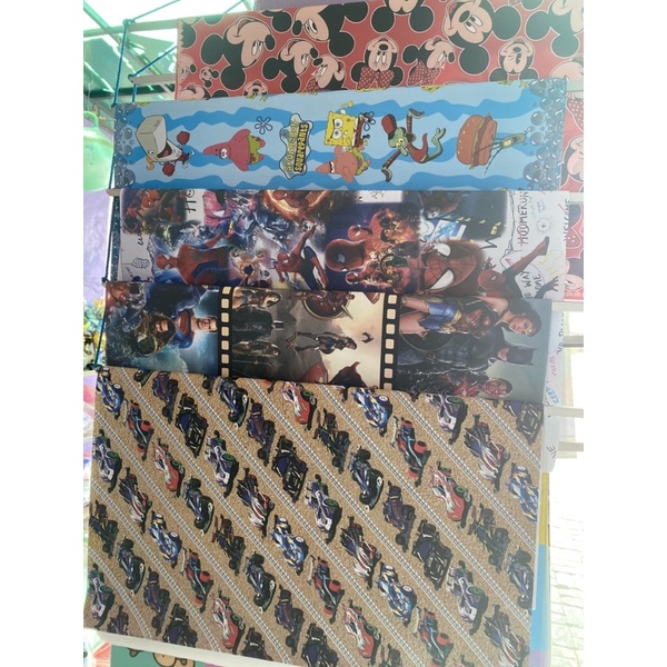 

Kertas Kado motif random bungkusan kado