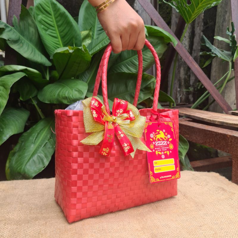 

TAS HAMPERS UNTUK IMLEK - TAS ANYAM PLASTIK + KARTU + PITA
