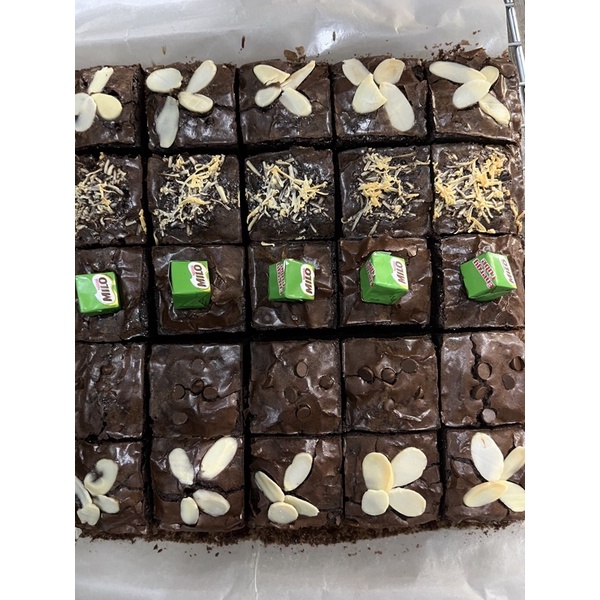 

Brownies Panggang Topping Campur Milo uk.20x20 (Sekat 25pcs)