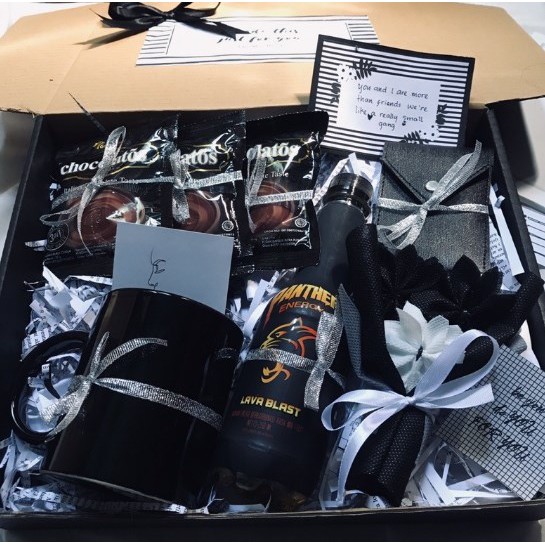 

HP12 BOX ELEGAN HITAM PUTIH HAMPERS KADO