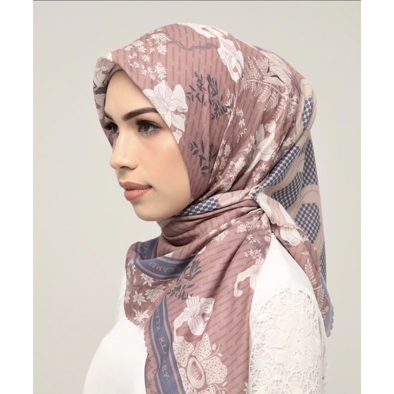 Rafflesia scarf wearing klamby