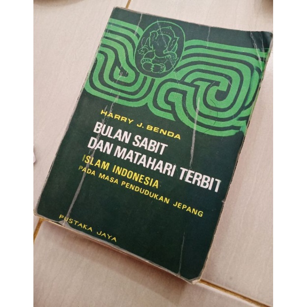 Bulan Sabit dan Matahari Terbit : Islam Indonesia Pada Masa Pendudukan Jepang