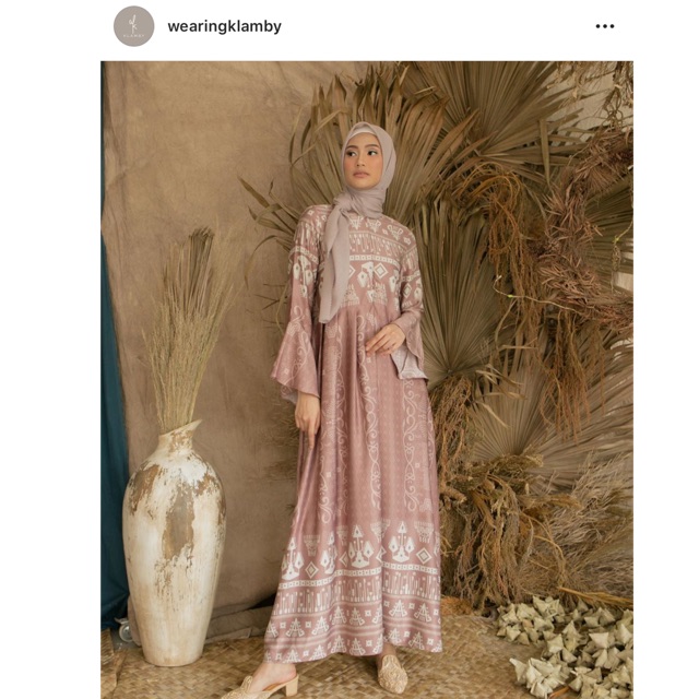 KAMBERA DRESS WEARING KLAMBY