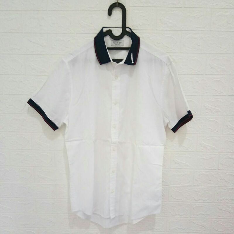 Kemeja Lengan Pendek Putih Motif biru.. Merk Zara Man.. Ukuran M.. Slim Fit. PL Pribadi No minus..