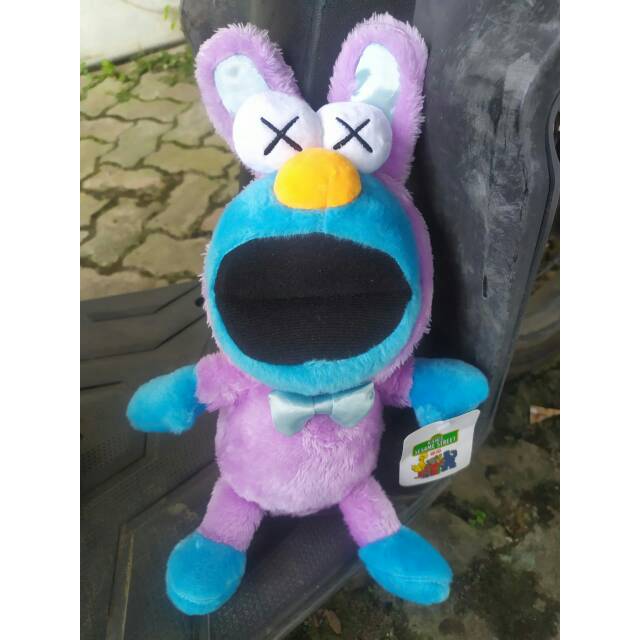 Boneka KAWS x Sesame Street Cokie Masters Bunny Hoddie
