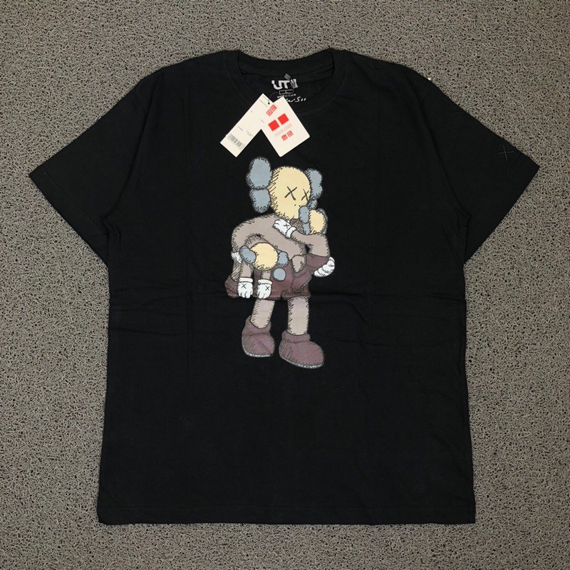 KAOS UNIQLO X KAWS CARYING KAWS 2022 FULL PRINT PRINTED KAOS UNIQLO X KAWS CARYING KAWS 2022 FULL PRINT PRINTED