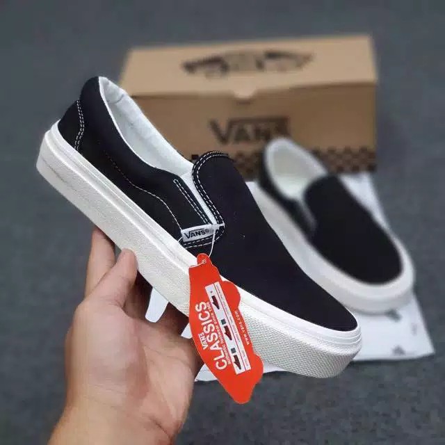 Vens Slip On Vault OG Black White Unisex Women Men Sepatu Kasual Outdoor Murah