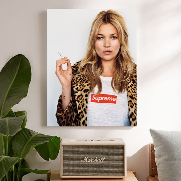"Hypebeast, Kate Moss Supreme" Poster Kayu (30x22)