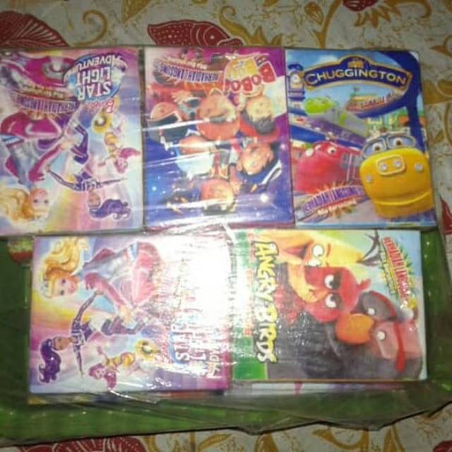 Kotak kado berhadiah menarik uang dan mainan bonus lengser