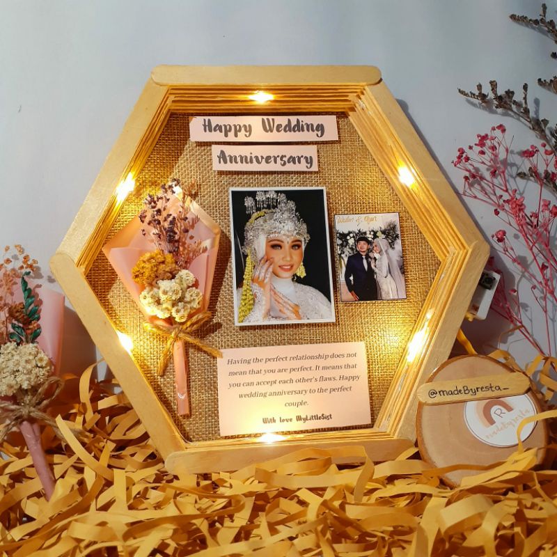 

Gift Hexagonal Frame | Hadiah Anniversary | Hadiah Wisuda| Gift Box Costume