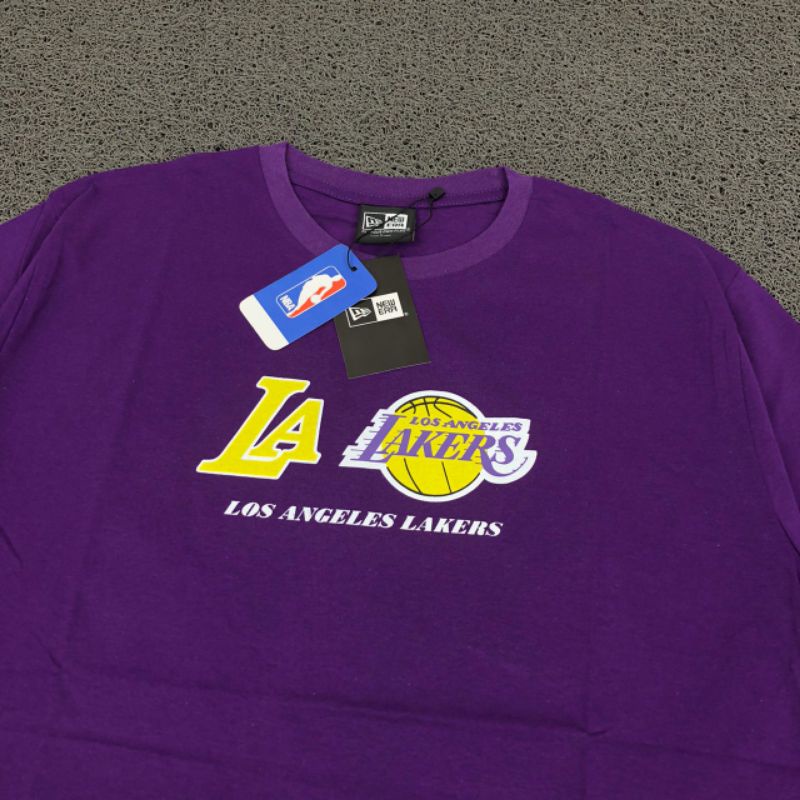 KAOS NEW ERA X LA LAKERS X NBA PURPLE WITH LARGA LA BACK LOGO PREMIUM PRINTED TEE